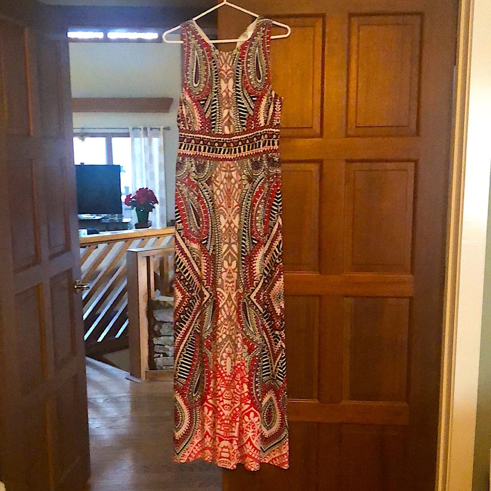Maxi dress. Multi color black, red, beige